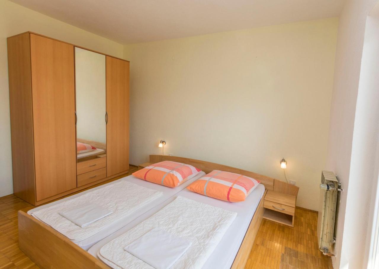 Apartments Jelka Примоштен Екстер'єр фото