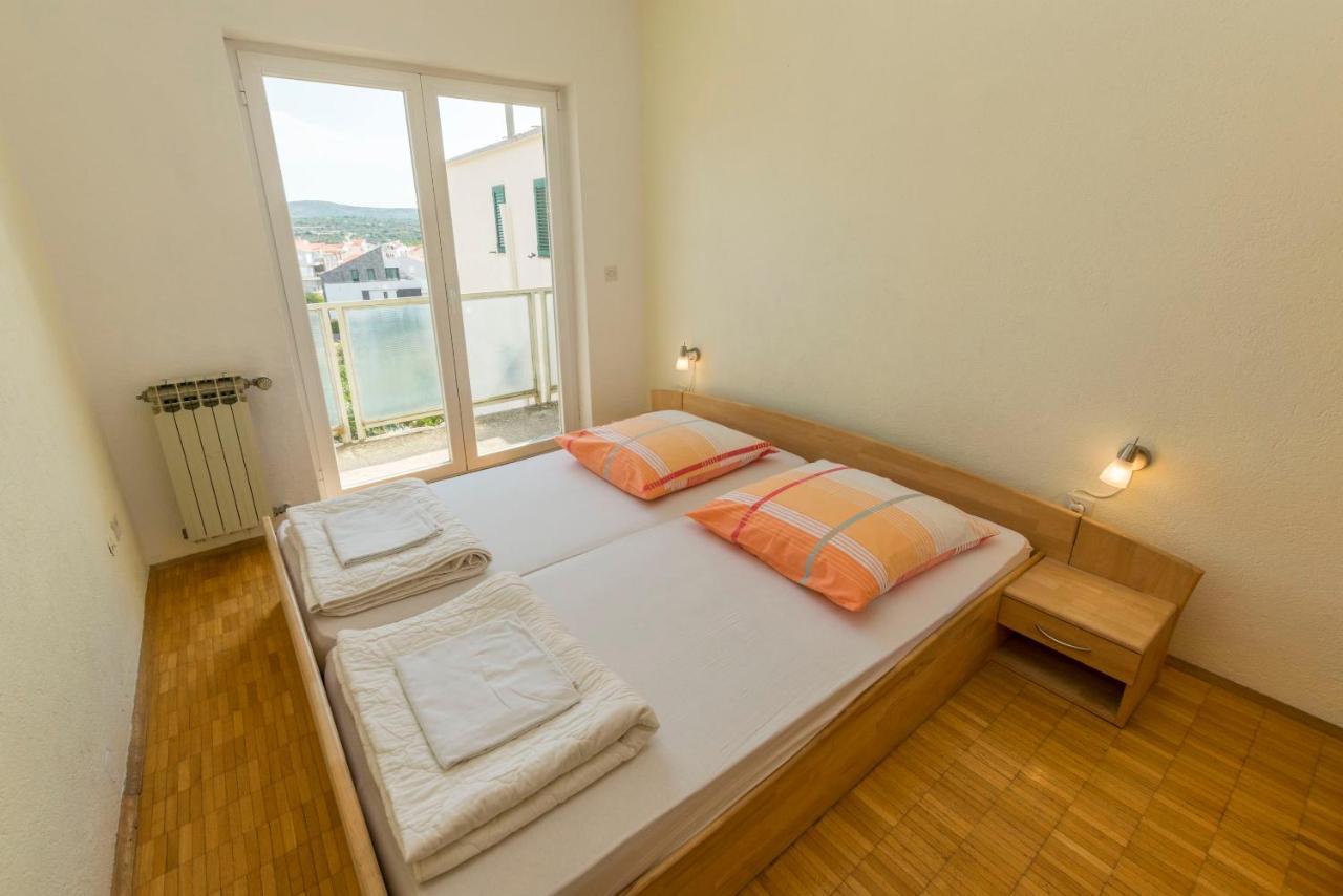 Apartments Jelka Примоштен Екстер'єр фото