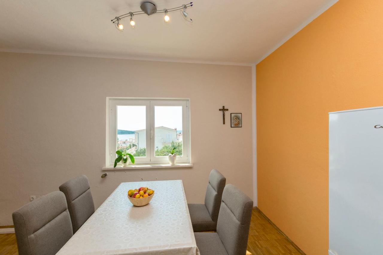 Apartments Jelka Примоштен Екстер'єр фото