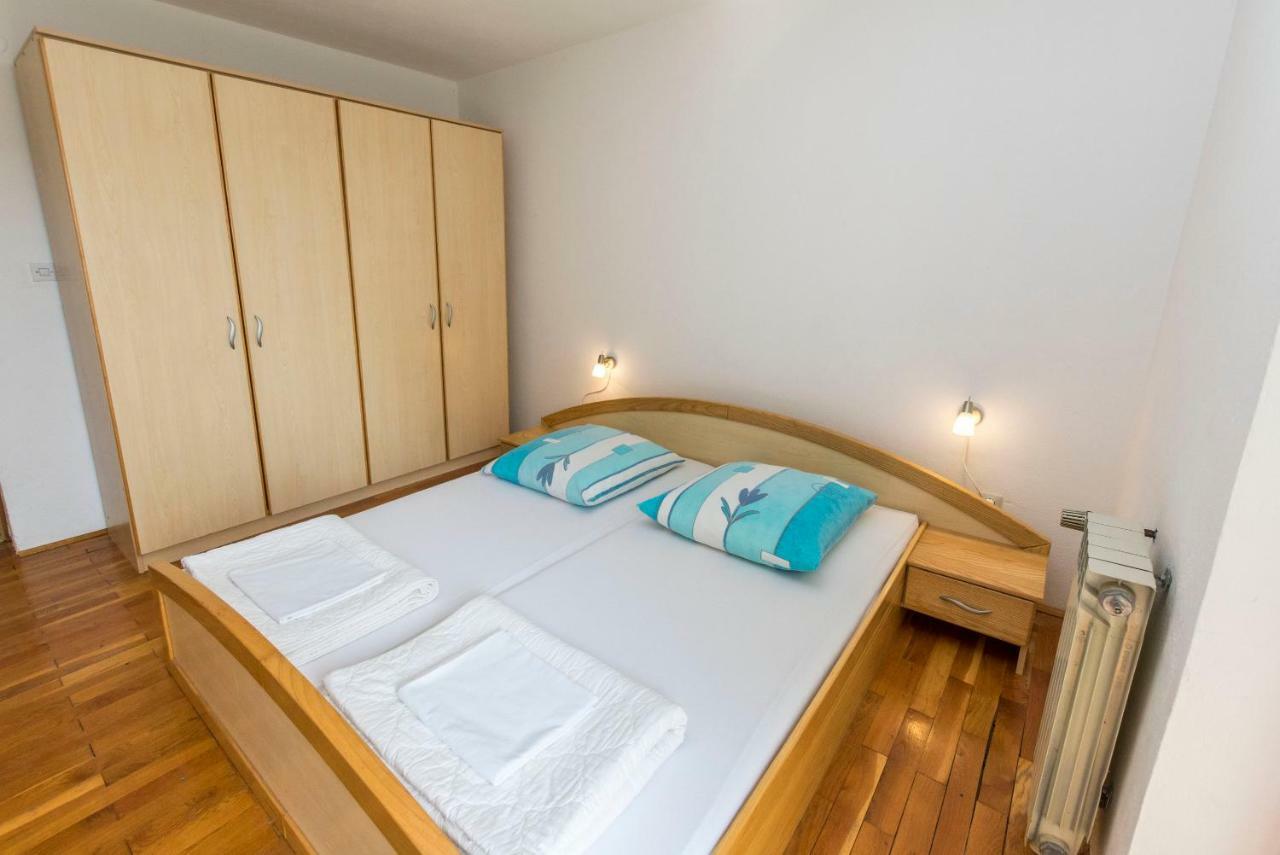 Apartments Jelka Примоштен Екстер'єр фото