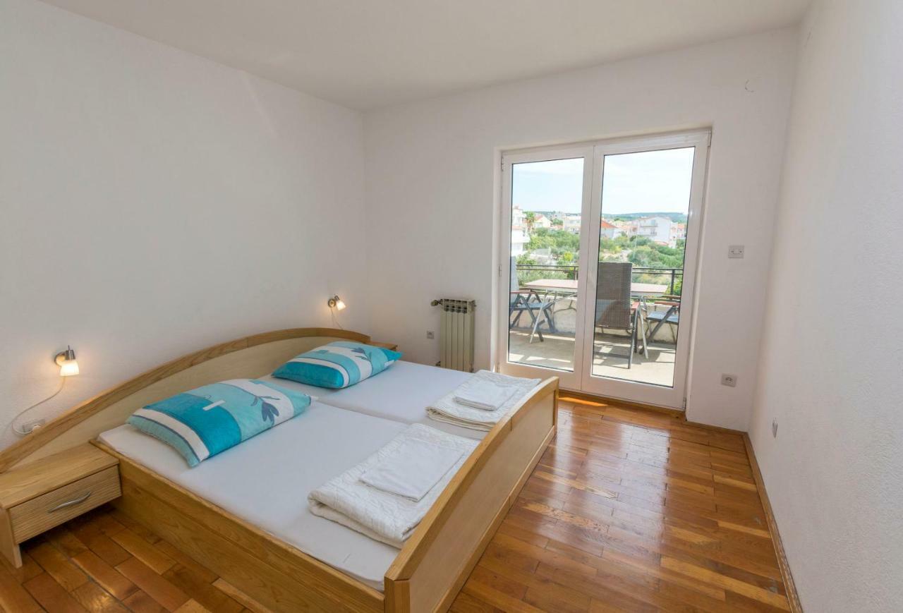 Apartments Jelka Примоштен Екстер'єр фото