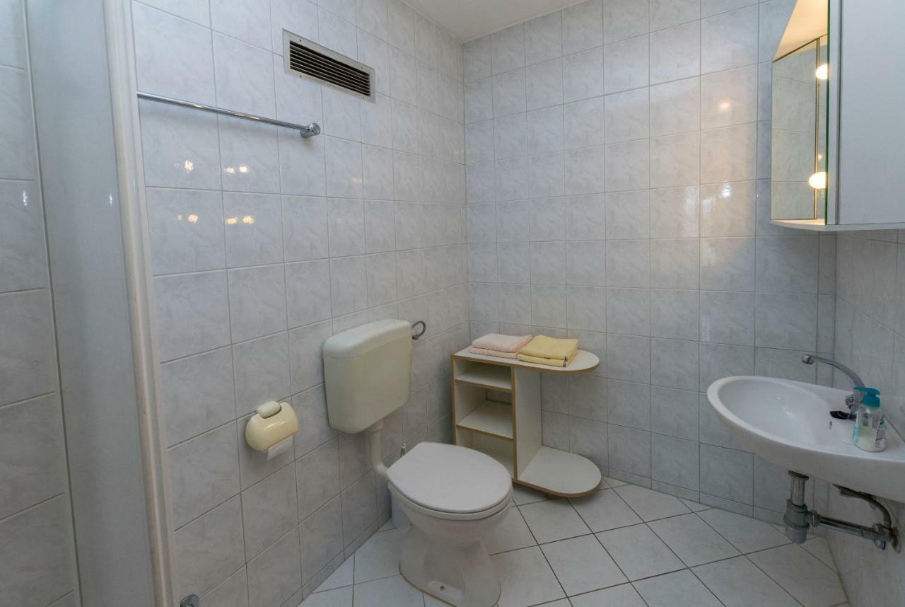 Apartments Jelka Примоштен Екстер'єр фото