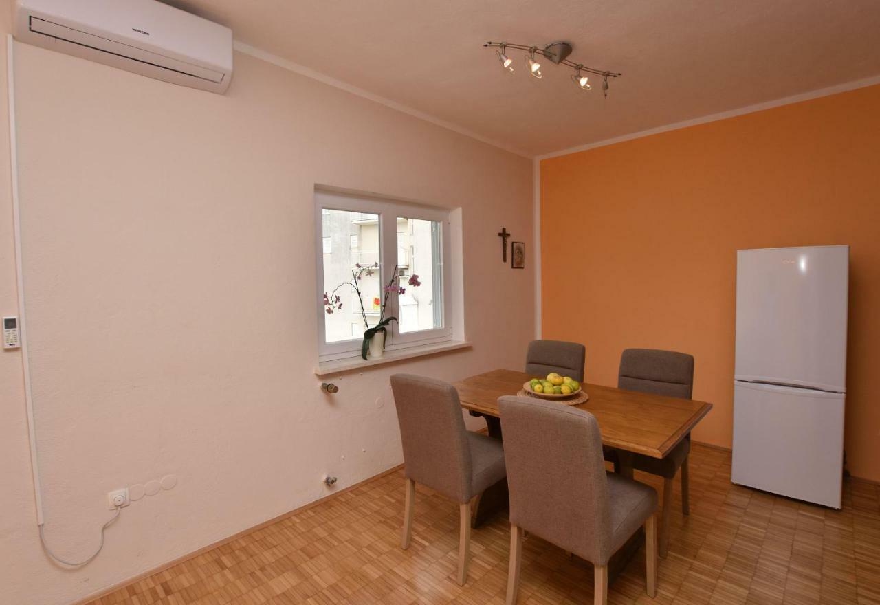 Apartments Jelka Примоштен Екстер'єр фото